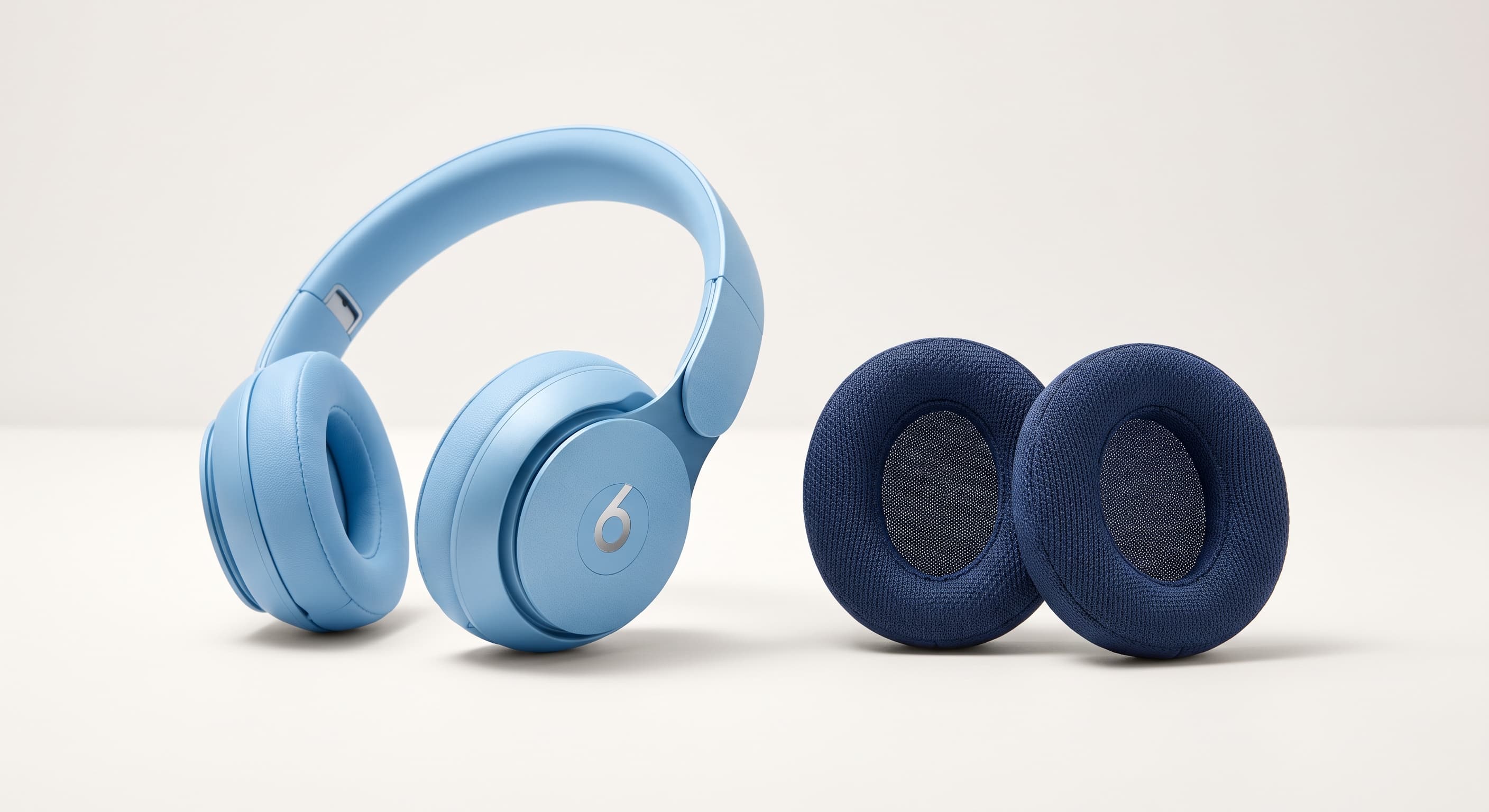 لوگوی Beats در کنار هدفون Beats 360